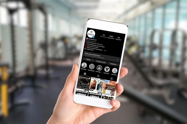 imagen de una mano con un celular y en la pantalla el instragam de la empresa