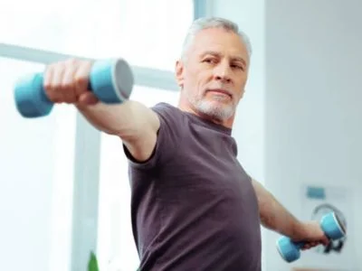 hombre haciendo un ejercicio para sus hombros